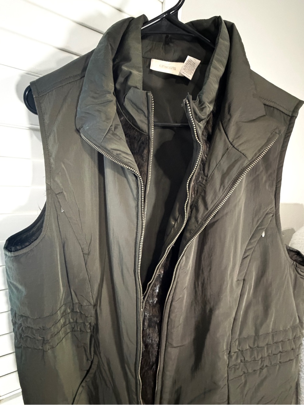 Womens olive green puffer vest size L utility pockets faux fur lined warm jacket